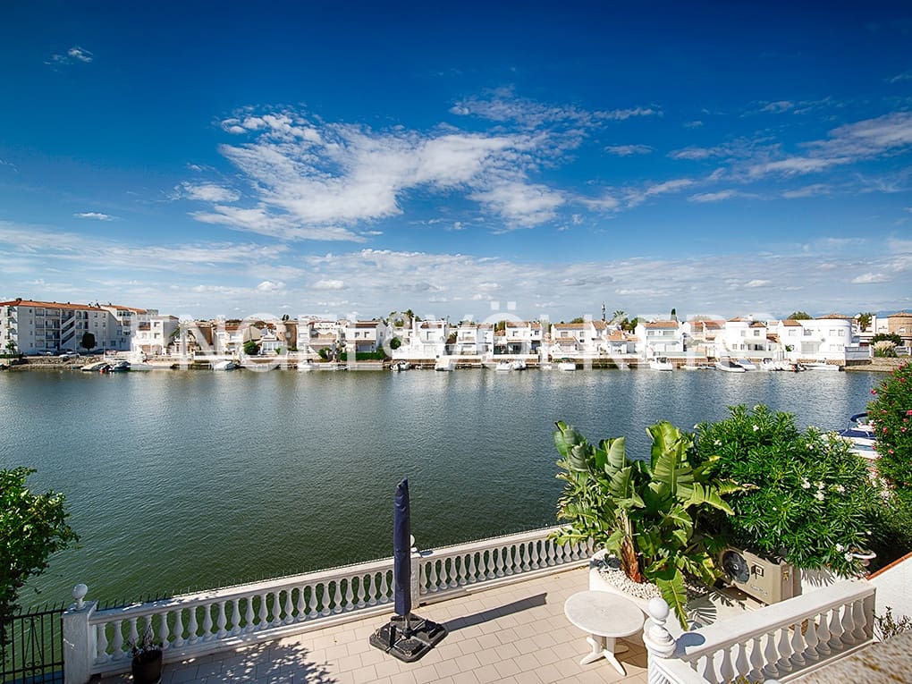 Chalet de 3 habitaciones en Empuriabrava en venta con piscina garaje - 670.000 € (Ref: 9005737)