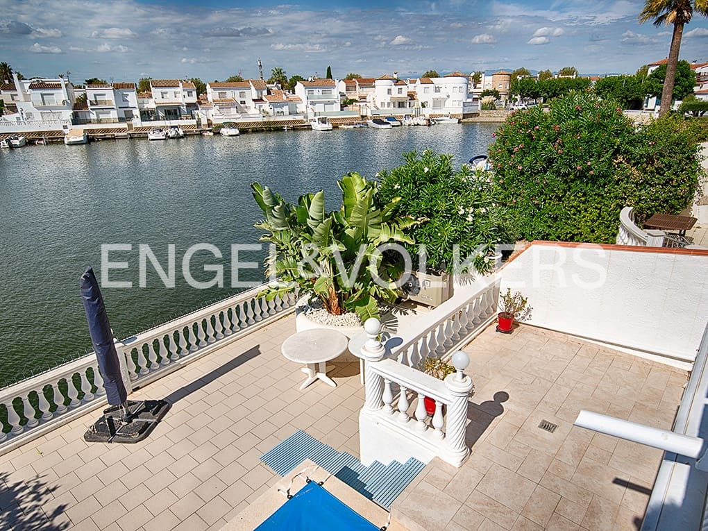 Chalet de 3 habitaciones en Empuriabrava en venta con piscina garaje - 670.000 € (Ref: 9005737)