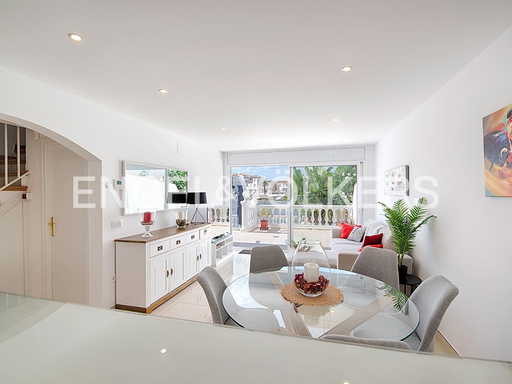 Chalet de 3 habitaciones en Empuriabrava en venta con piscina garaje - 670.000 € (Ref: 9005737)