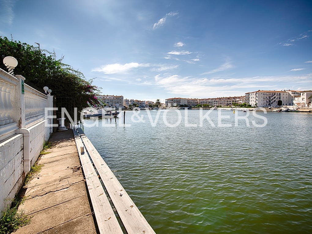 Chalet de 3 habitaciones en Empuriabrava en venta con piscina garaje - 670.000 € (Ref: 9005737)