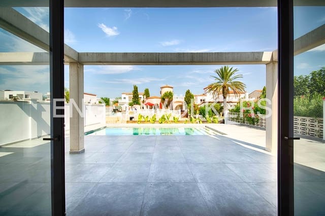 4 makuuhuone Huvila myytävänä paikassa Empuriabrava, Castelló d'Empúries mukana uima-altaan 
autotalli - 1 200 000 € (Ref: 9005739)