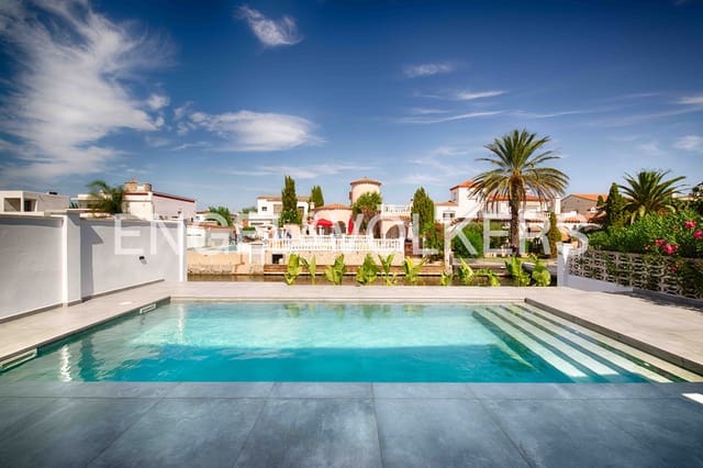 4 makuuhuone Huvila myytävänä paikassa Empuriabrava, Castelló d'Empúries mukana uima-altaan 
autotalli - 1 200 000 € (Ref: 9005739)