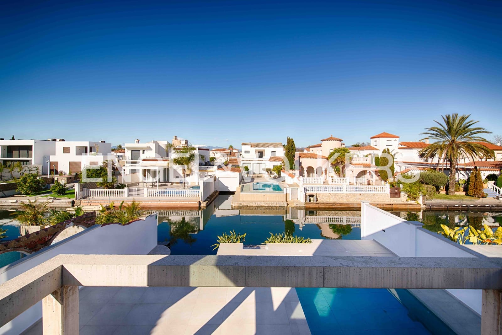 4 slaapkamer Villa te koop in Empuriabrava met zwembad garage - € 1.290.000 (Ref: 9005739)