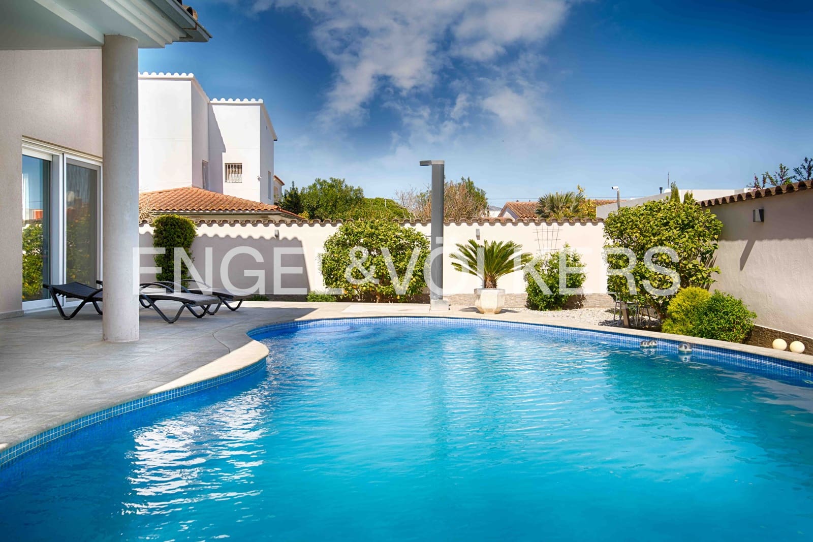 4 soveværelse Villa til salg i Empuriabrava med swimmingpool garage - € 1.180.000 (Ref: 9005740)