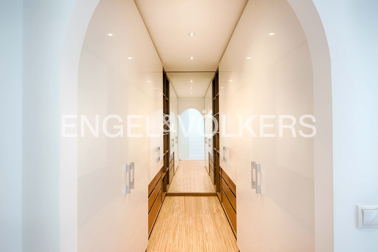 4 soveværelse Villa til salg i Empuriabrava med swimmingpool garage - € 1.180.000 (Ref: 9005740)