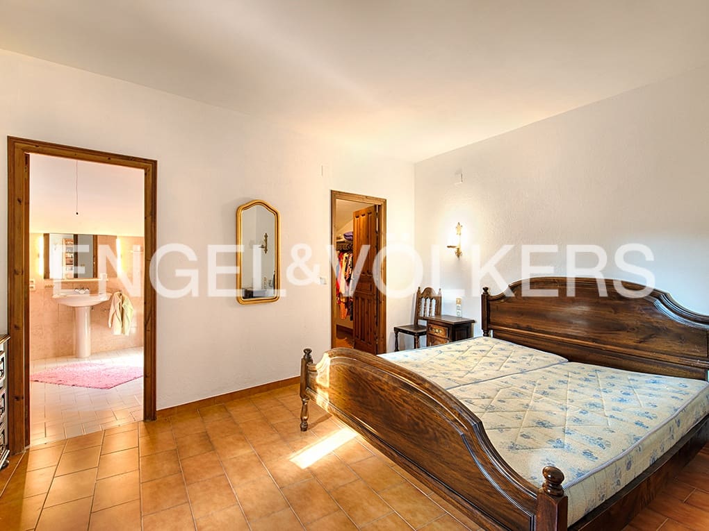 4 soveværelse Finca/Landehus til salg i Cabanelles med garage - € 830.000 (Ref: 9005742)