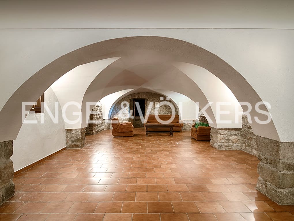 4 soveværelse Finca/Landehus til salg i Cabanelles med garage - € 830.000 (Ref: 9005742)