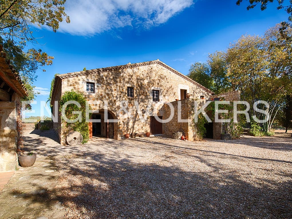 4 soveværelse Finca/Landehus til salg i Cabanelles med garage - € 830.000 (Ref: 9005742)