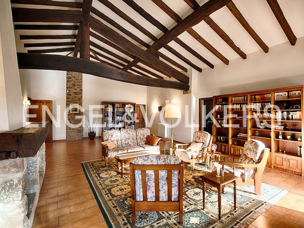 4 soveværelse Finca/Landehus til salg i Cabanelles med garage - € 830.000 (Ref: 9005742)