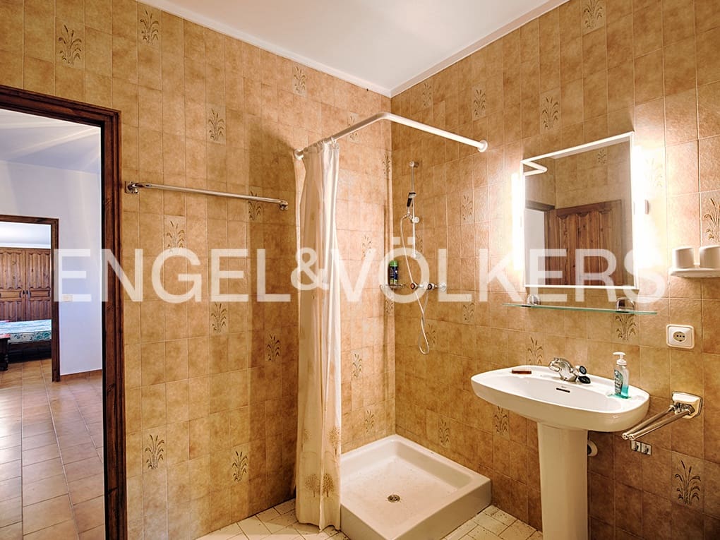 4 soveværelse Finca/Landehus til salg i Cabanelles med garage - € 830.000 (Ref: 9005742)