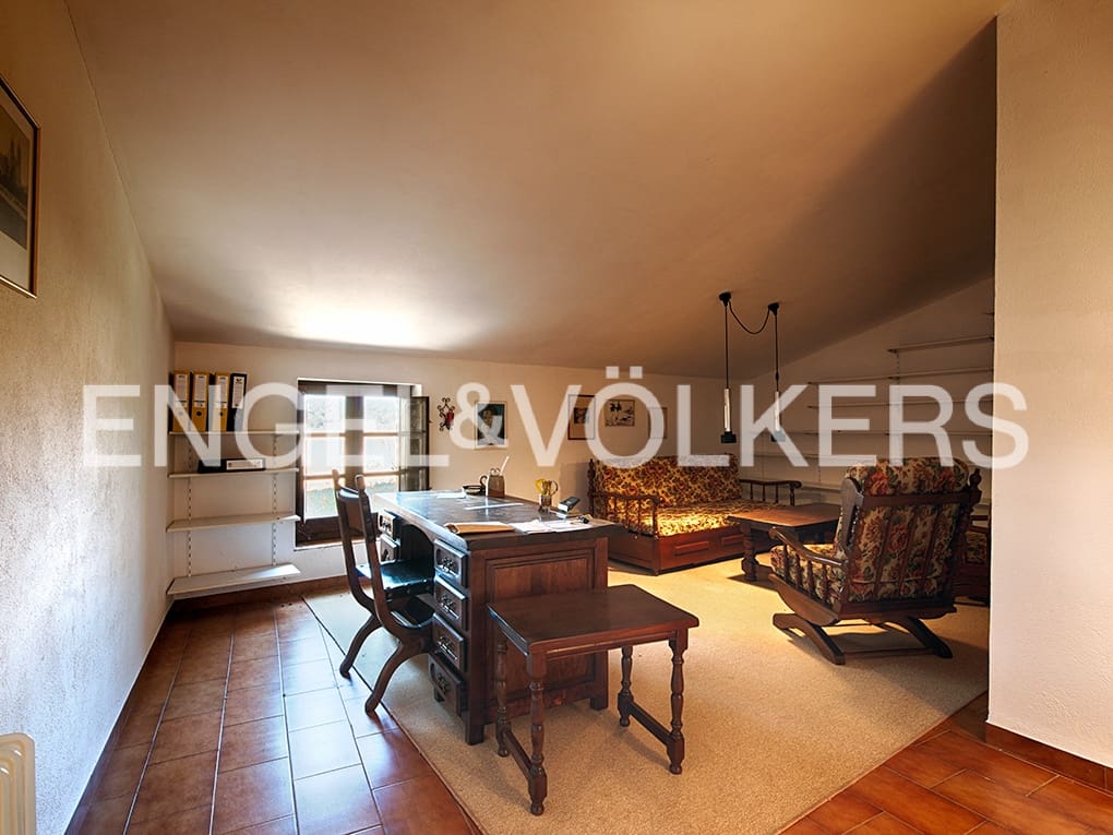 4 soveværelse Finca/Landehus til salg i Cabanelles med garage - € 830.000 (Ref: 9005742)