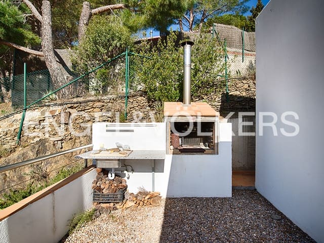 3 bedroom Villa for sale in El Port de la Selva with garage - € 895,000 (Ref: 9005748)