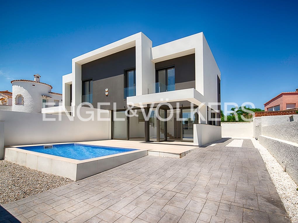 4 soverom Rekkehus til salgs i Empuriabrava med svømmebasseng garasje - € 649 000 (Ref: 9005752)