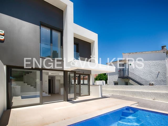4 soverom Rekkehus til salgs i Empuriabrava, Castelló d'Empúries med svømmebasseng garasje - € 649 000 (Ref: 9005752)