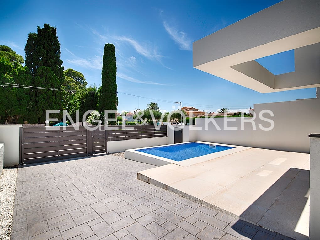4 soverom Rekkehus til salgs i Empuriabrava med svømmebasseng garasje - € 649 000 (Ref: 9005752)