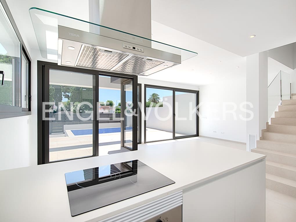 4 soverom Rekkehus til salgs i Empuriabrava med svømmebasseng garasje - € 649 000 (Ref: 9005752)