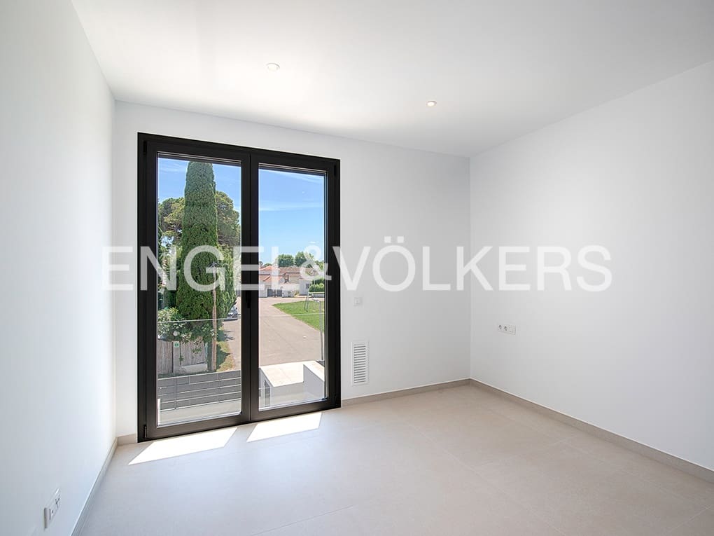 4 soverom Rekkehus til salgs i Empuriabrava med svømmebasseng garasje - € 649 000 (Ref: 9005752)