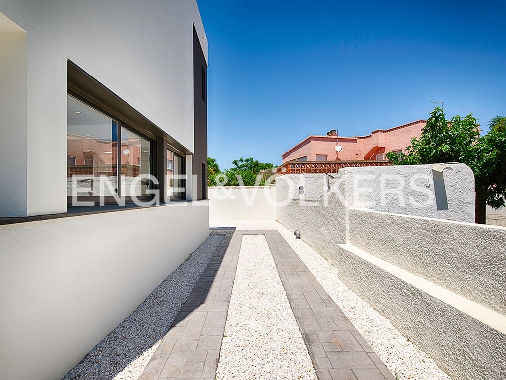 4 soverom Rekkehus til salgs i Empuriabrava med svømmebasseng garasje - € 649 000 (Ref: 9005752)