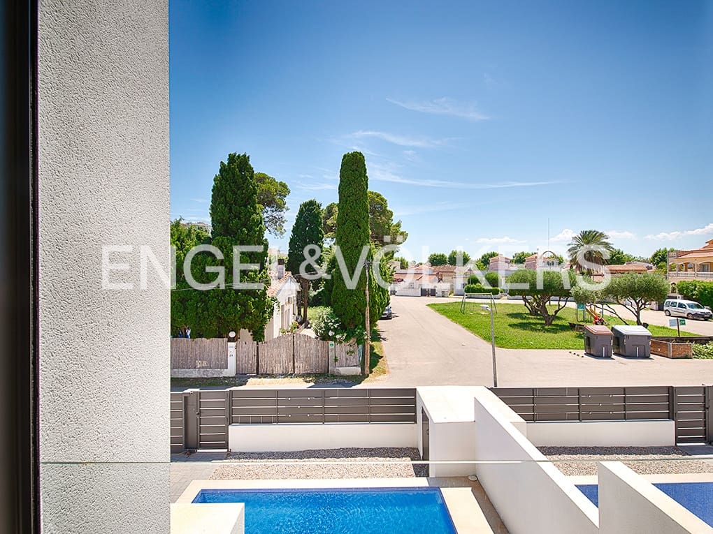 4 soverom Rekkehus til salgs i Empuriabrava med svømmebasseng garasje - € 649 000 (Ref: 9005752)