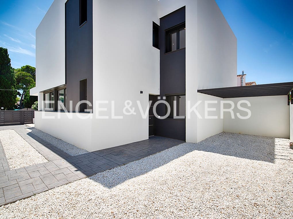 4 soverom Rekkehus til salgs i Empuriabrava med svømmebasseng garasje - € 649 000 (Ref: 9005752)