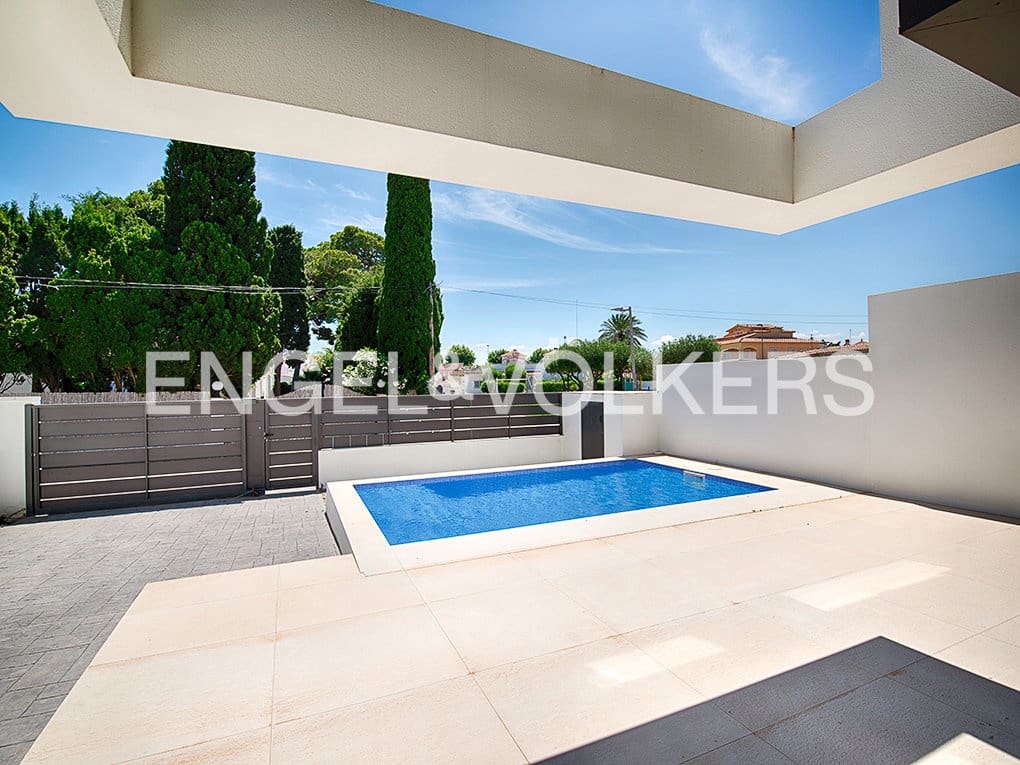 4 bedroom Terraced Villa for sale in Empuriabrava with pool garage - € 635,000 (Ref: 9005752)