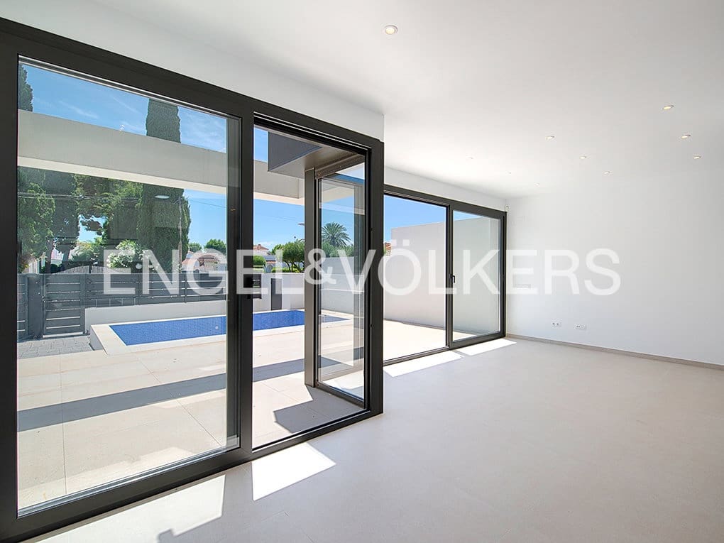 4 bedroom Terraced Villa for sale in Empuriabrava with pool garage - € 635,000 (Ref: 9005752)