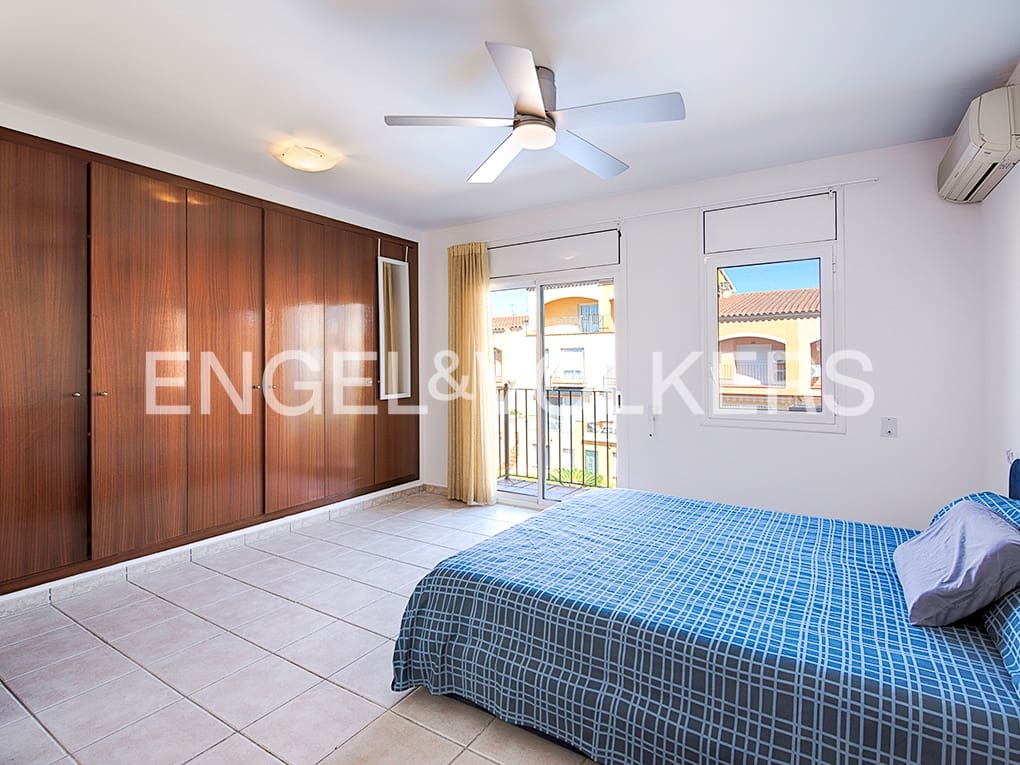 3 soveværelse Rækkehus til salg i Empuriabrava med swimmingpool garage - € 348.000 (Ref: 9005753)