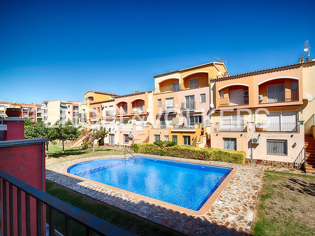 3 soveværelse Rækkehus til salg i Empuriabrava med swimmingpool garage - € 348.000 (Ref: 9005753)