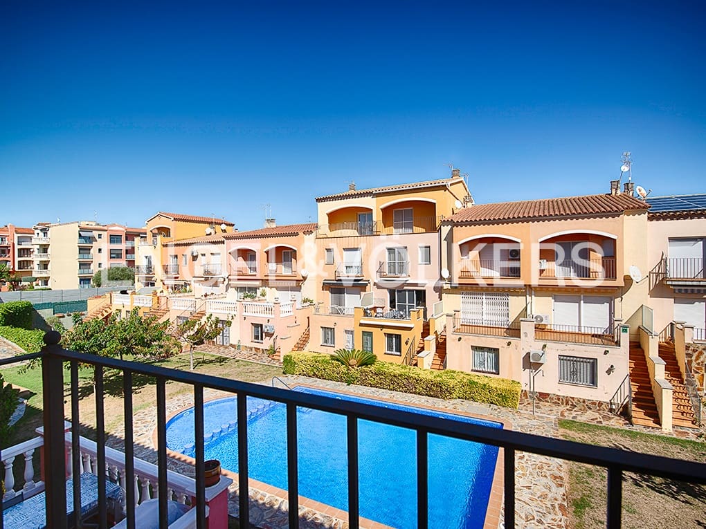 3 soveværelse Rækkehus til salg i Empuriabrava med swimmingpool garage - € 348.000 (Ref: 9005753)