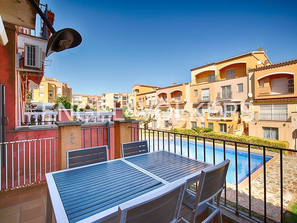 3 soveværelse Rækkehus til salg i Empuriabrava med swimmingpool garage - € 348.000 (Ref: 9005753)