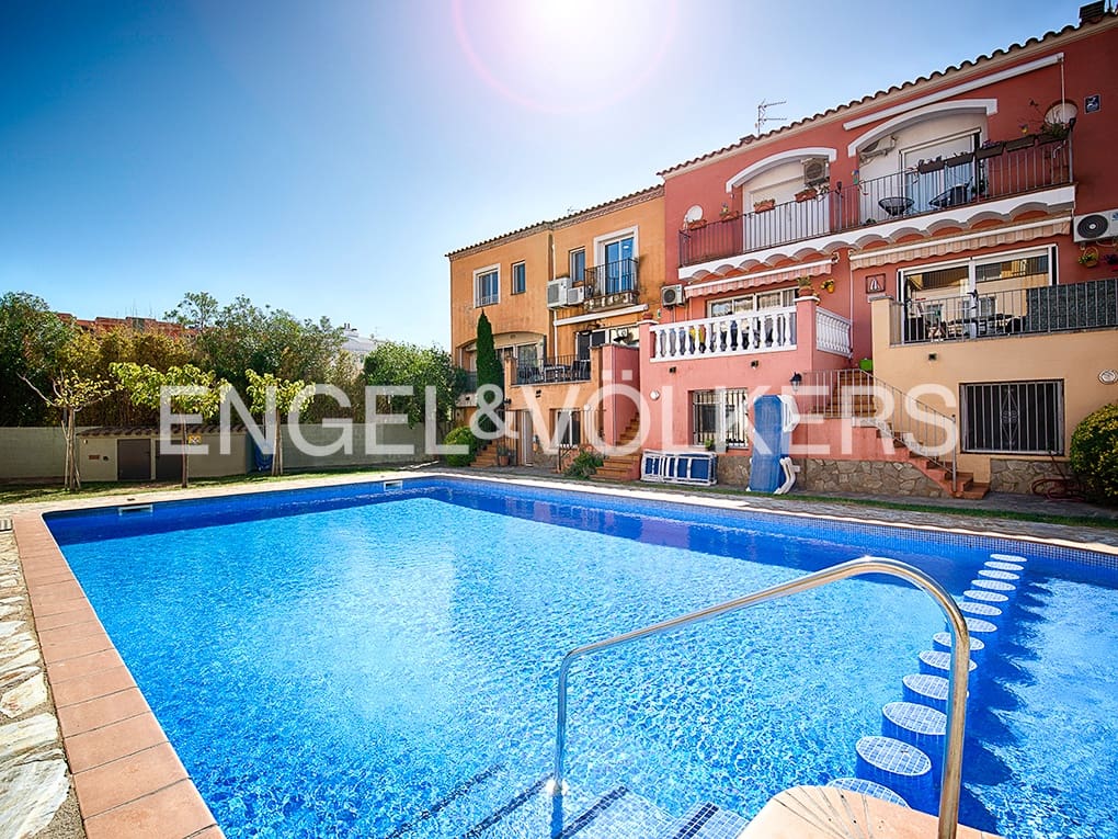 3 soveværelse Rækkehus til salg i Empuriabrava med swimmingpool garage - € 348.000 (Ref: 9005753)