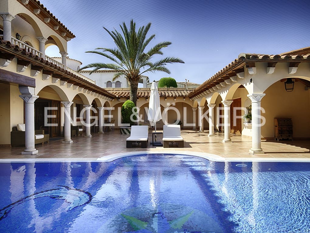 5 soveværelse Villa til salg i Empuriabrava med swimmingpool garage - € 4.990.000 (Ref: 9005755)