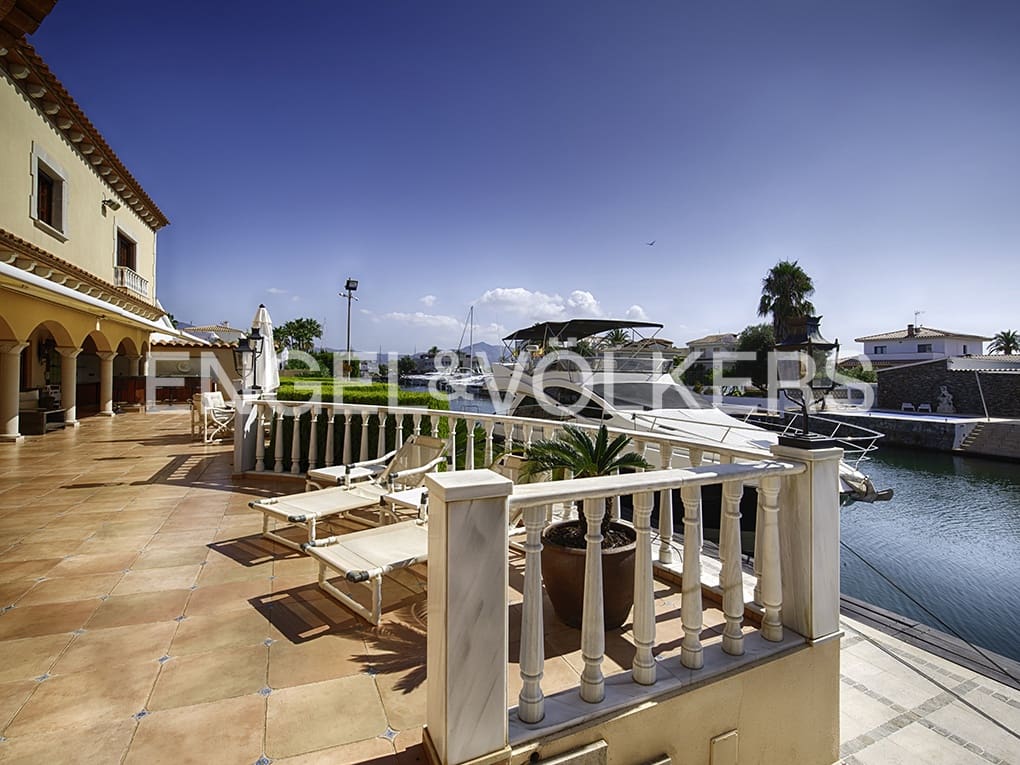 5 soveværelse Villa til salg i Empuriabrava med swimmingpool garage - € 4.990.000 (Ref: 9005755)