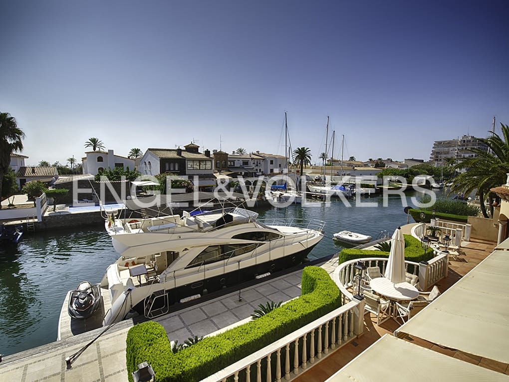 5 soveværelse Villa til salg i Empuriabrava med swimmingpool garage - € 4.990.000 (Ref: 9005755)