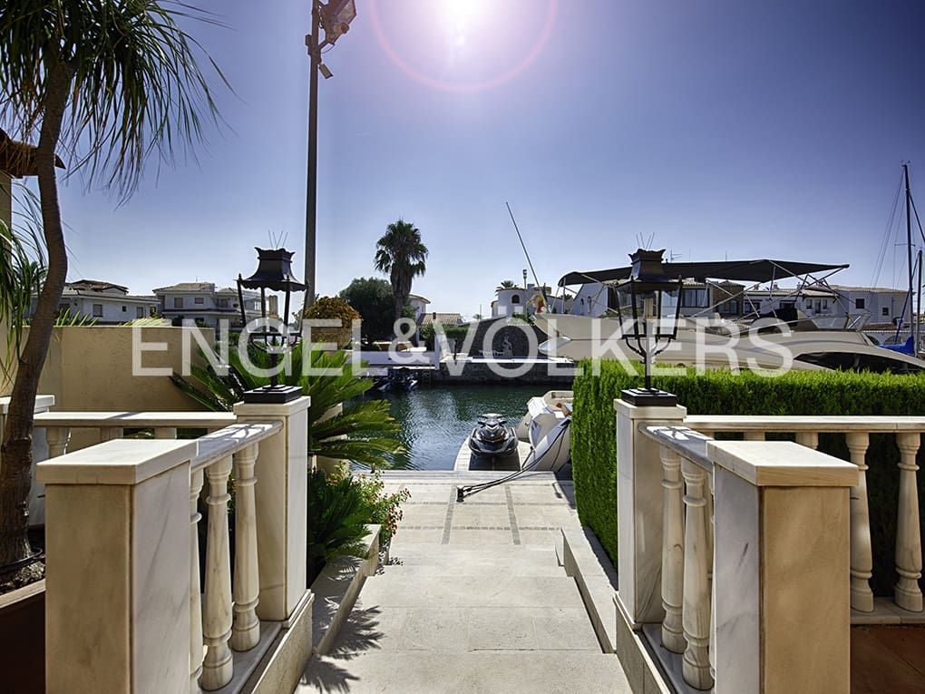 5 soveværelse Villa til salg i Empuriabrava med swimmingpool garage - € 4.990.000 (Ref: 9005755)