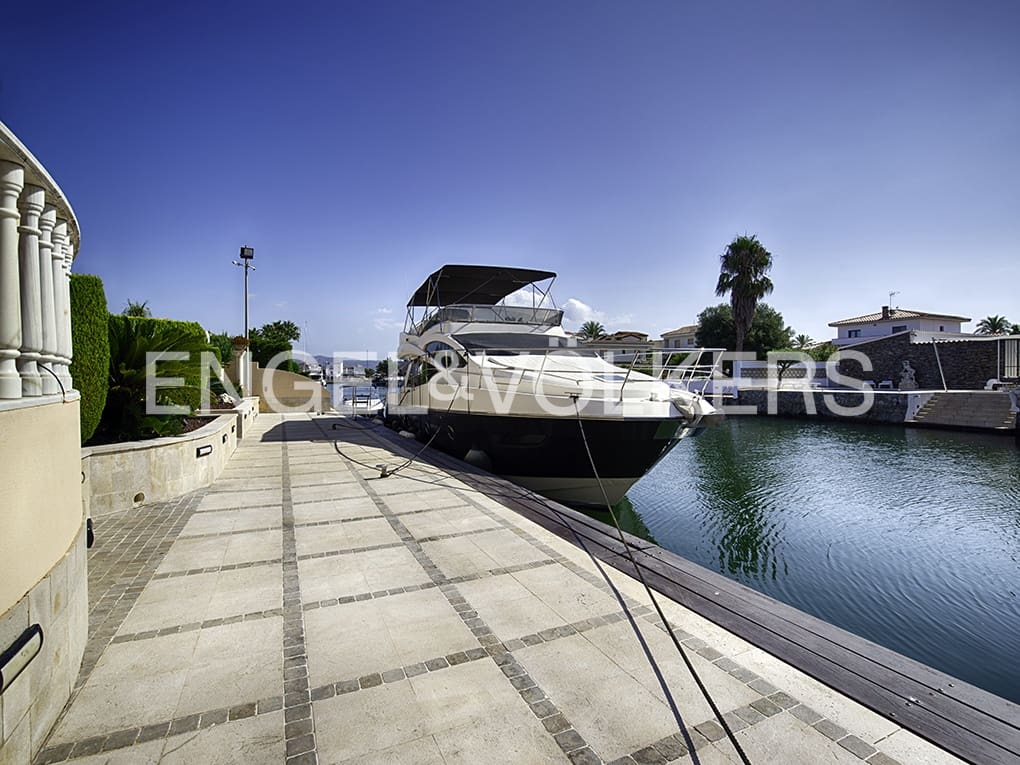 5 soveværelse Villa til salg i Empuriabrava med swimmingpool garage - € 4.990.000 (Ref: 9005755)