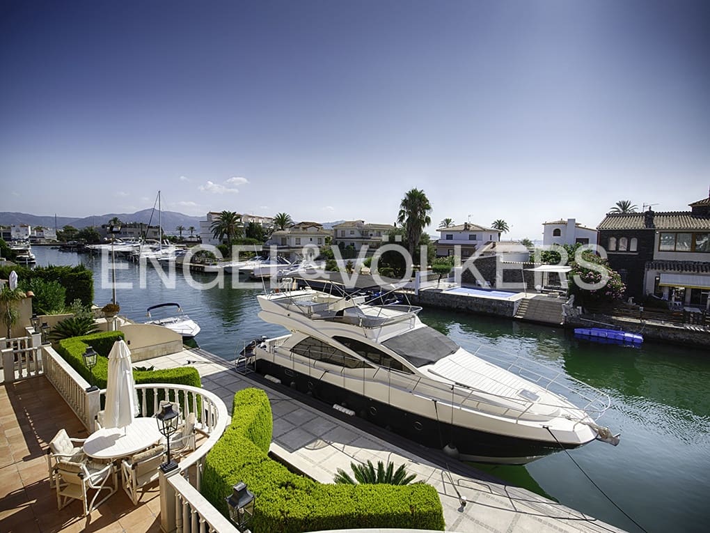 5 soveværelse Villa til salg i Empuriabrava med swimmingpool garage - € 4.990.000 (Ref: 9005755)