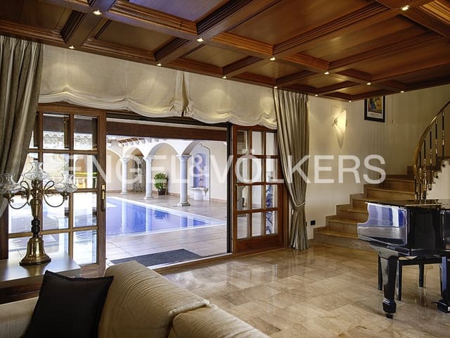 5 sypialnia Willa na sprzedaż w Empuriabrava, Castelló d'Empúries z basenem garażem - 3 995 000 € (Ref: 9005755)