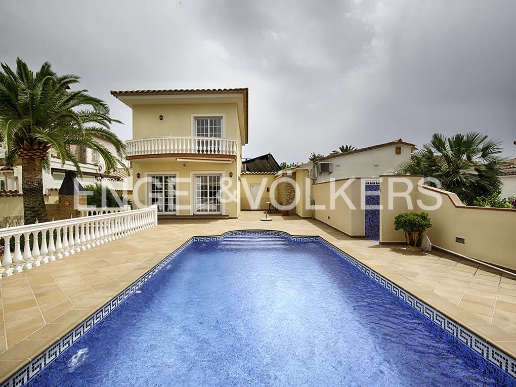 3 slaapkamer Villa te koop in Empuriabrava met zwembad garage - € 1.199.000 (Ref: 9005757)