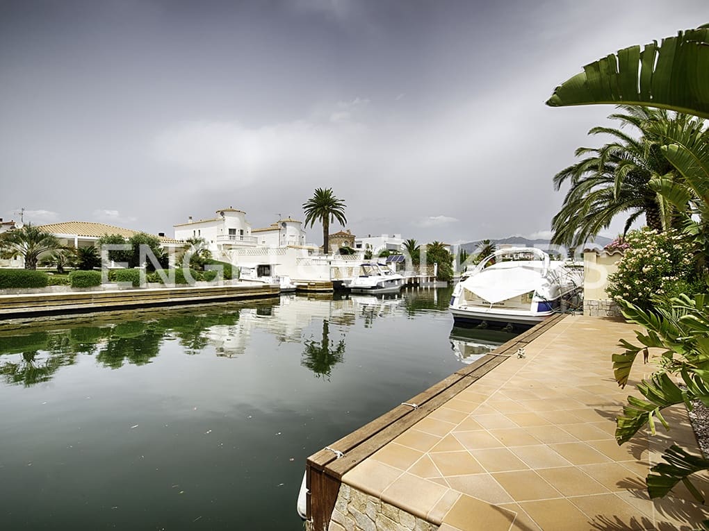 3 slaapkamer Villa te koop in Empuriabrava met zwembad garage - € 1.199.000 (Ref: 9005757)