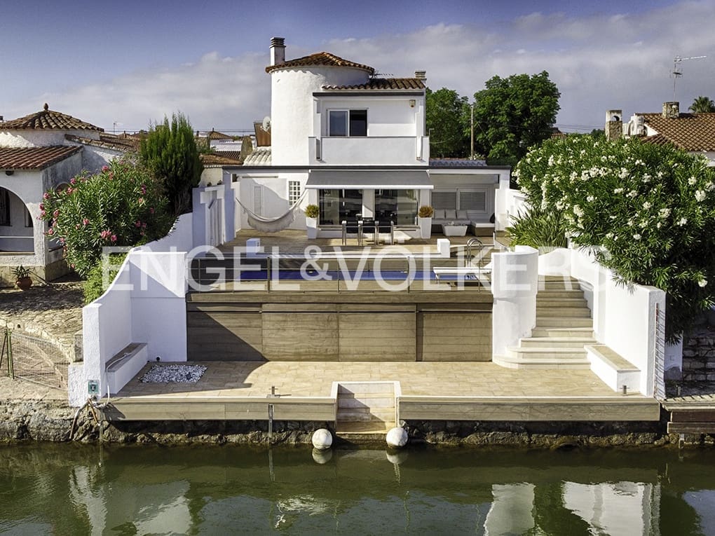 3 soveværelse Villa til salg i Empuriabrava med swimmingpool garage - € 1.150.000 (Ref: 9005758)