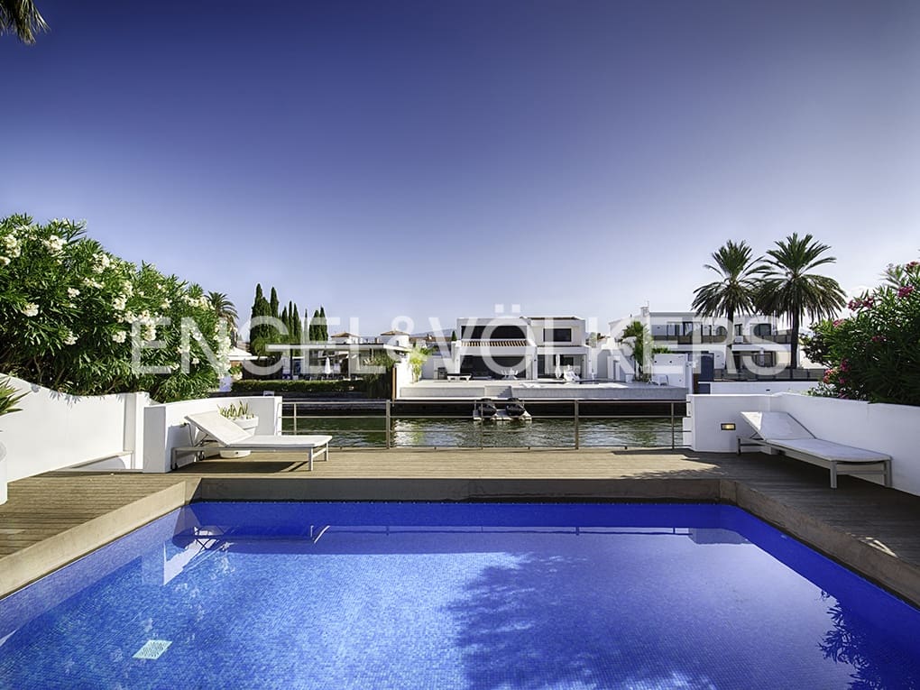 3 soveværelse Villa til salg i Empuriabrava med swimmingpool garage - € 1.150.000 (Ref: 9005758)