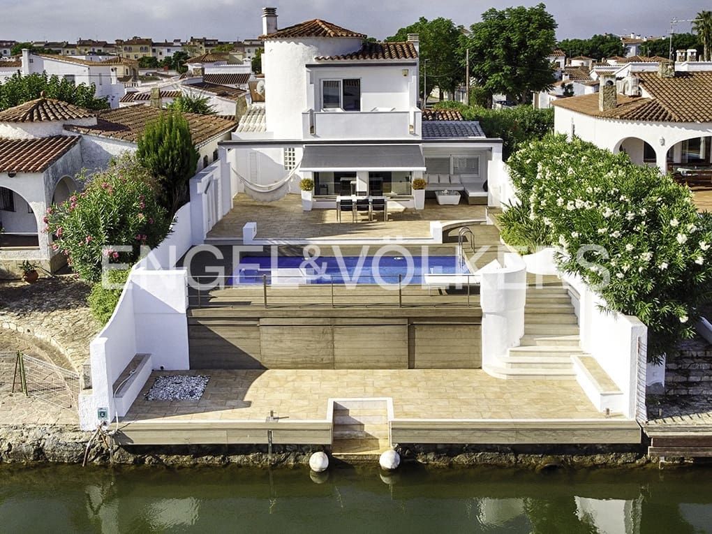 3 soveværelse Villa til salg i Empuriabrava med swimmingpool garage - € 1.150.000 (Ref: 9005758)