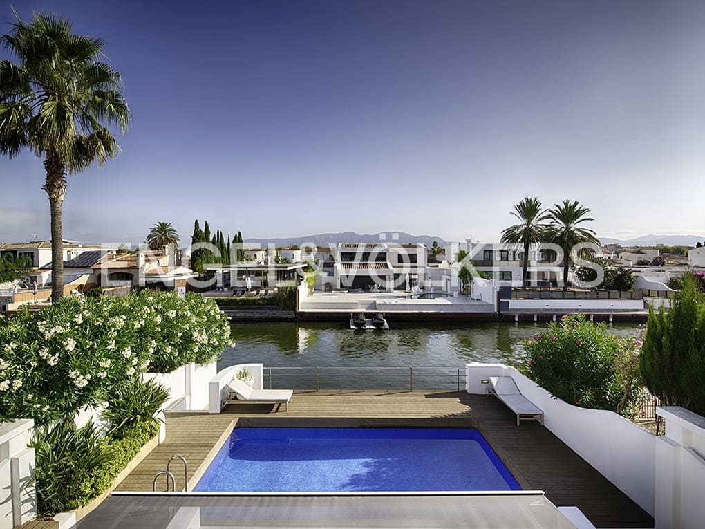 3 soveværelse Villa til salg i Empuriabrava med swimmingpool garage - € 1.150.000 (Ref: 9005758)