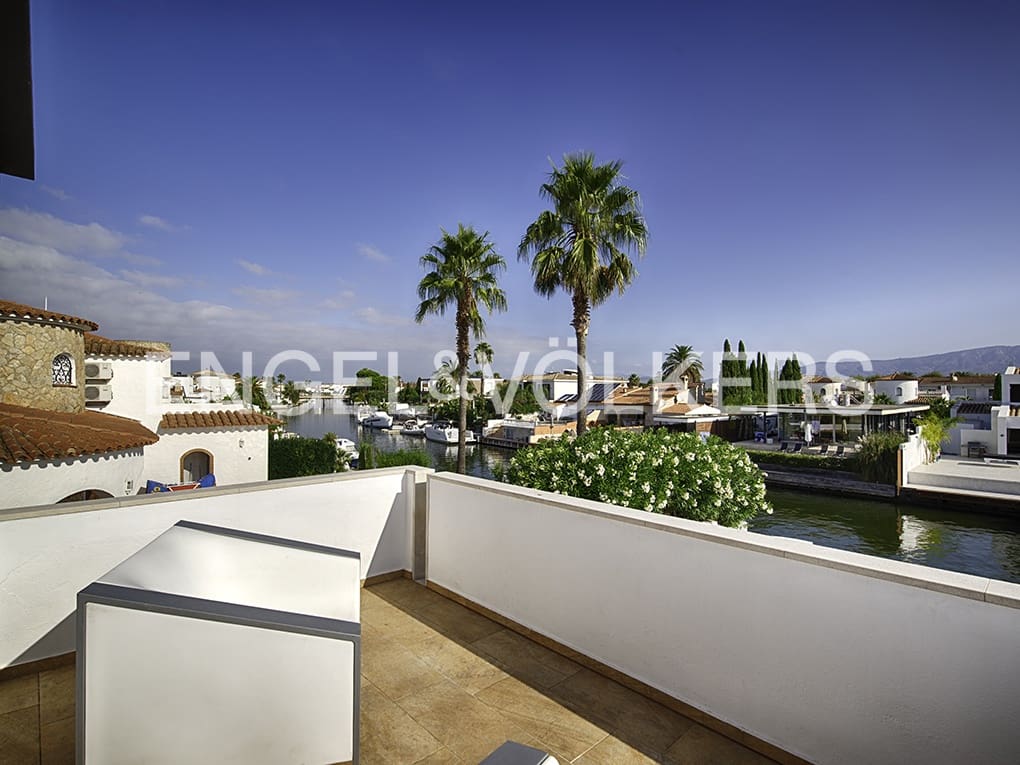 3 soveværelse Villa til salg i Empuriabrava med swimmingpool garage - € 1.150.000 (Ref: 9005758)