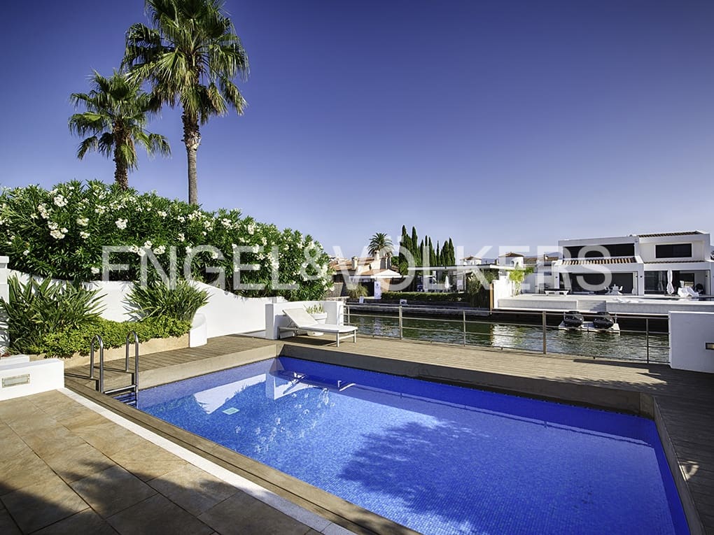 3 soveværelse Villa til salg i Empuriabrava med swimmingpool garage - € 1.150.000 (Ref: 9005758)