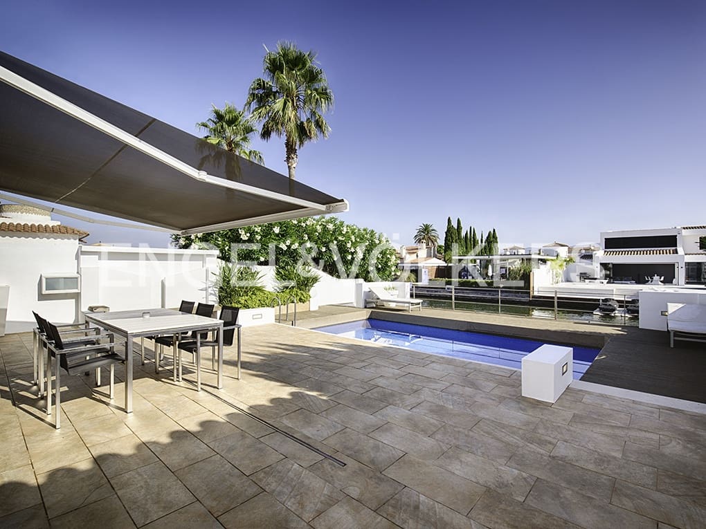 3 soveværelse Villa til salg i Empuriabrava med swimmingpool garage - € 1.150.000 (Ref: 9005758)