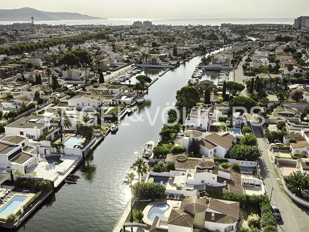 3 soveværelse Villa til salg i Empuriabrava med swimmingpool garage - € 1.150.000 (Ref: 9005758)