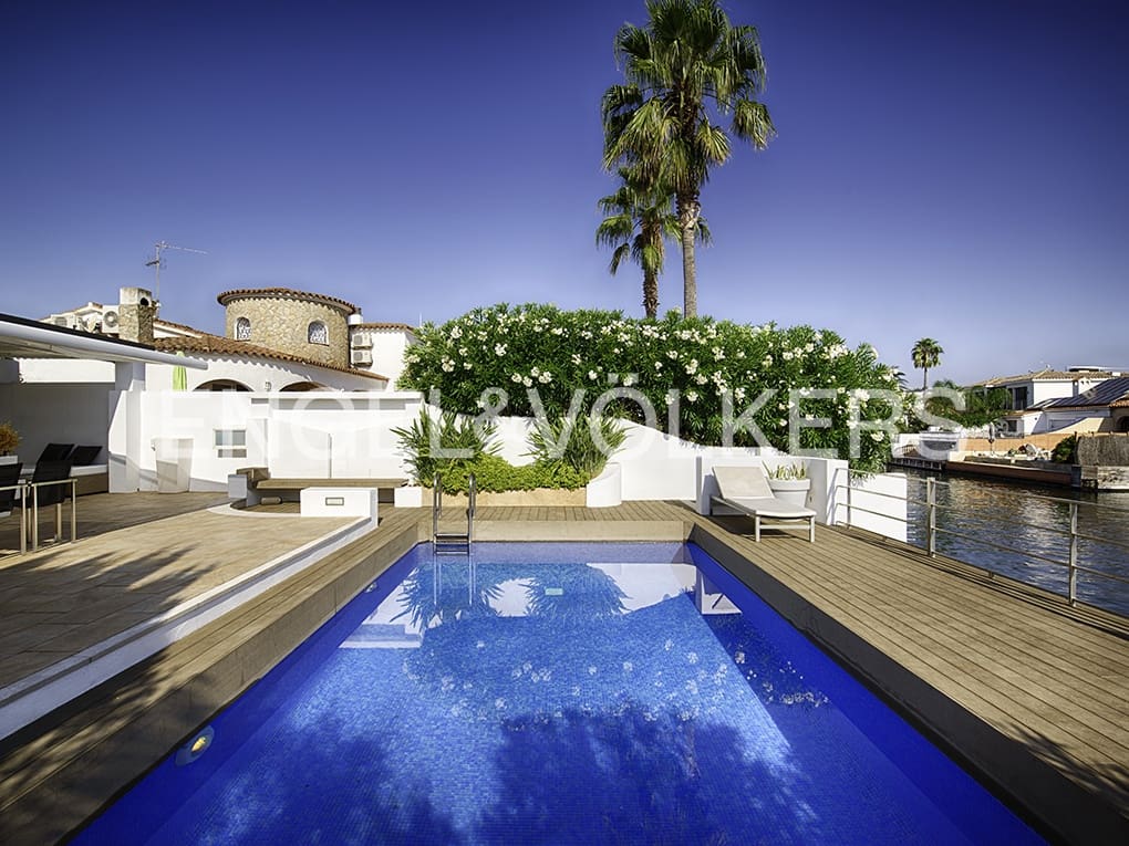 3 soveværelse Villa til salg i Empuriabrava med swimmingpool garage - € 1.150.000 (Ref: 9005758)