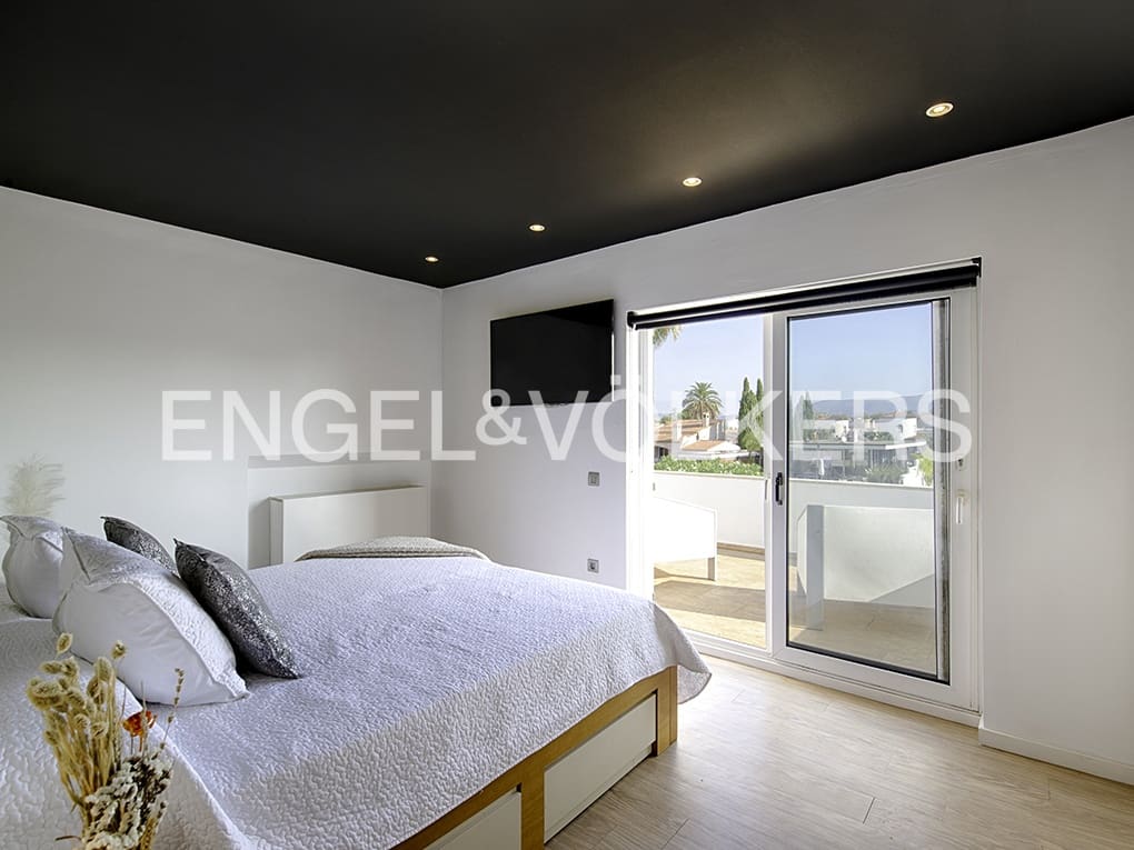 3 soveværelse Villa til salg i Empuriabrava med swimmingpool garage - € 1.150.000 (Ref: 9005758)